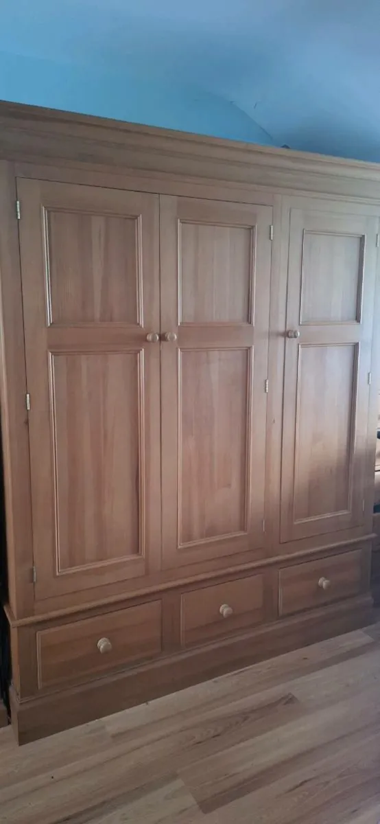 Wardrobe and 2 chest of drawers - Image 1
