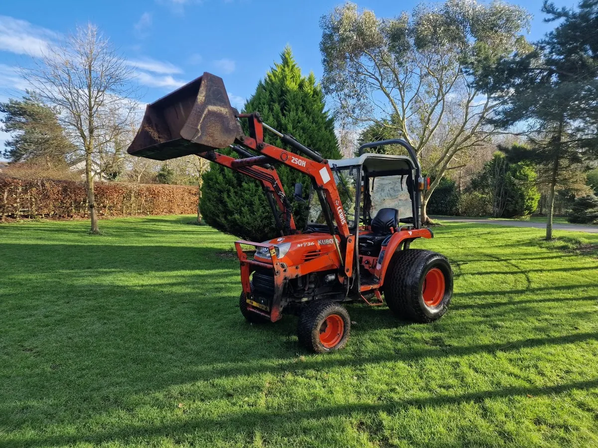 Kubota STV36 Compact Tractor with Loader - Image 2