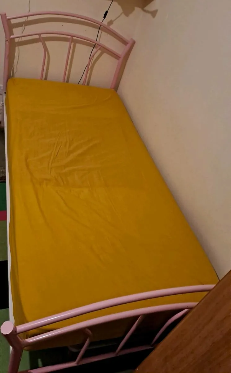Single bed - Image 1