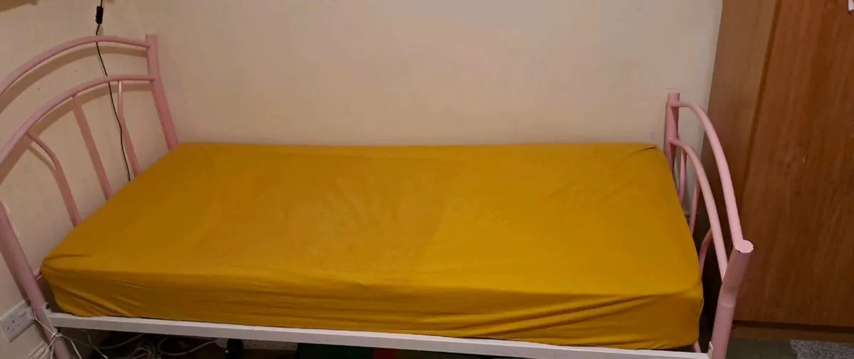 Single bed - Image 2
