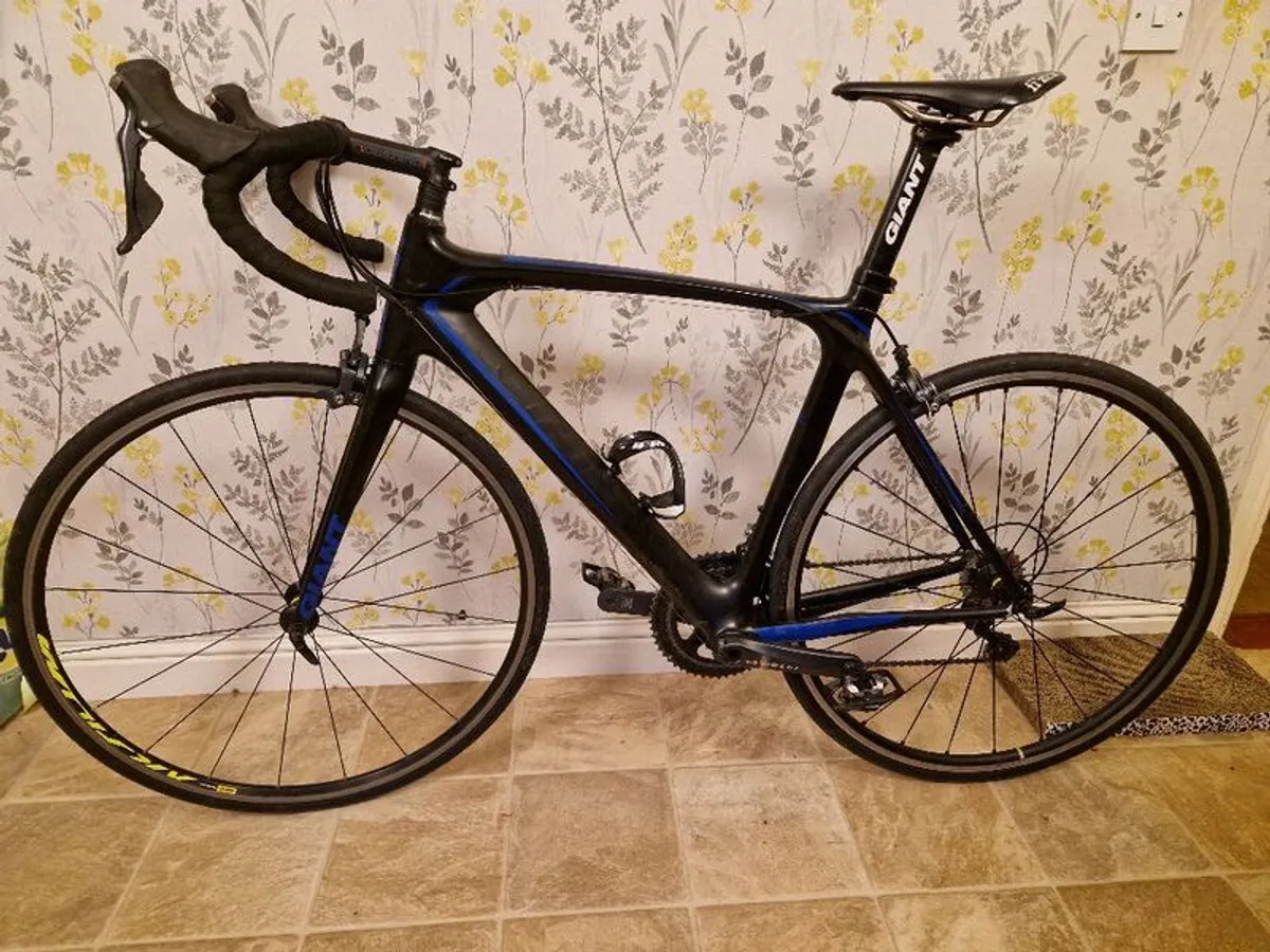 Giant carbon bike for sale - Image 1