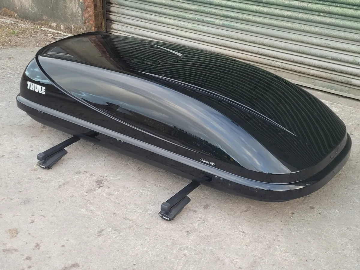 Thule Ocean 200 roof box with bars - Image 3