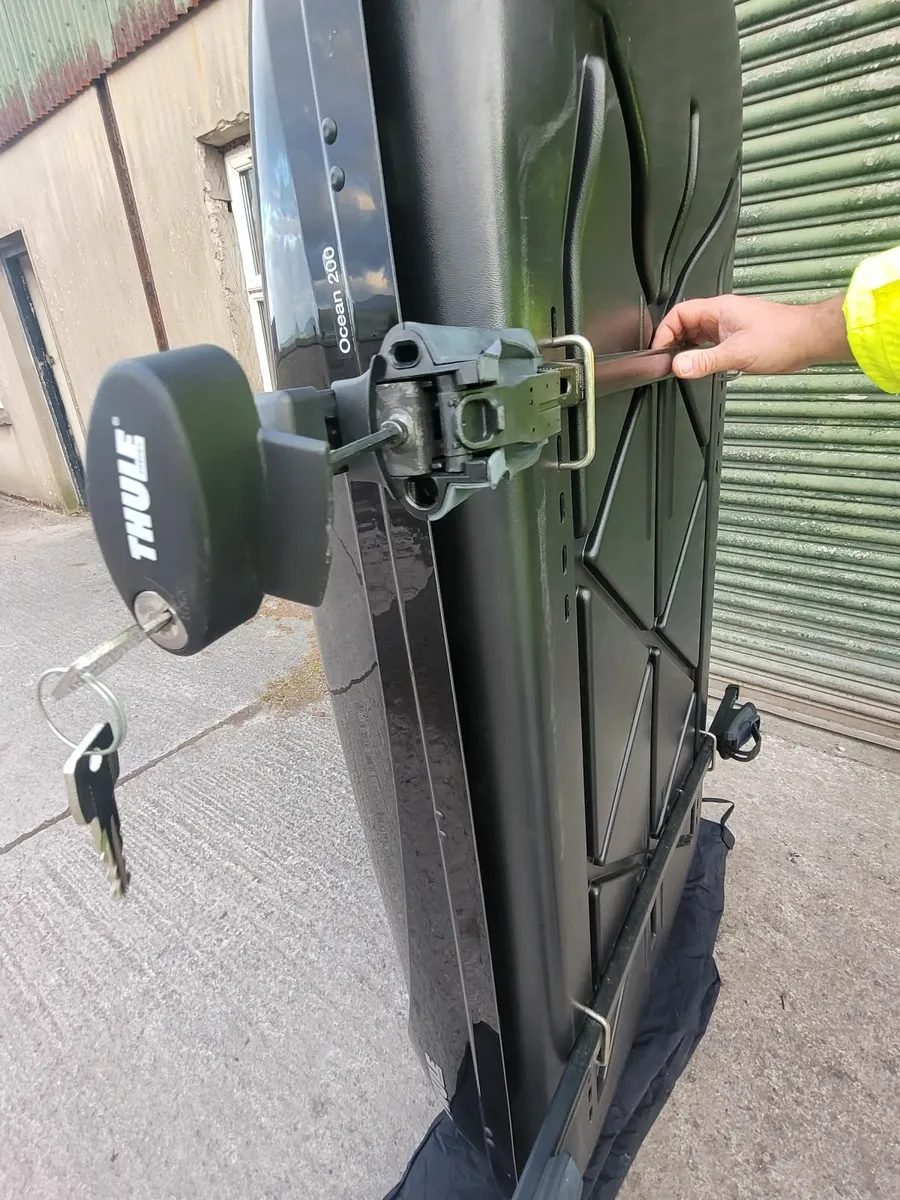 Thule Ocean 200 roof box with bars - Image 4
