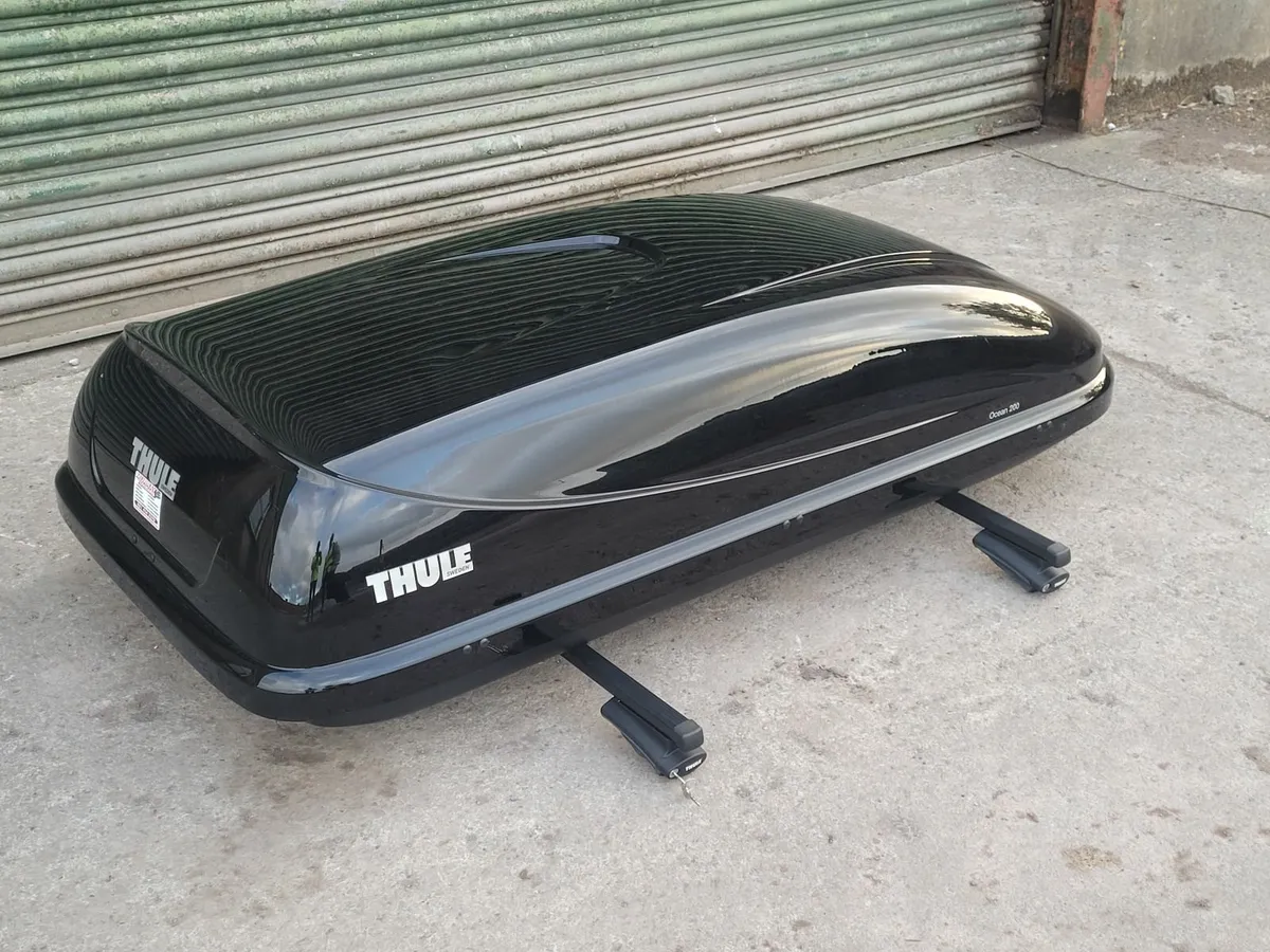 Thule Ocean 200 roof box with bars - Image 2