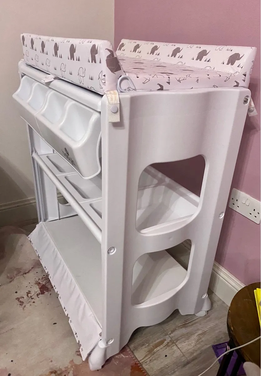 Baby changing table with bath - Image 2