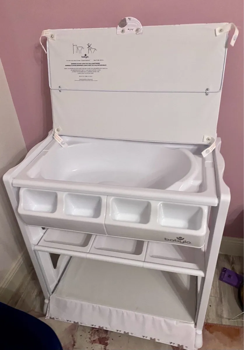 Baby changing table with bath - Image 3