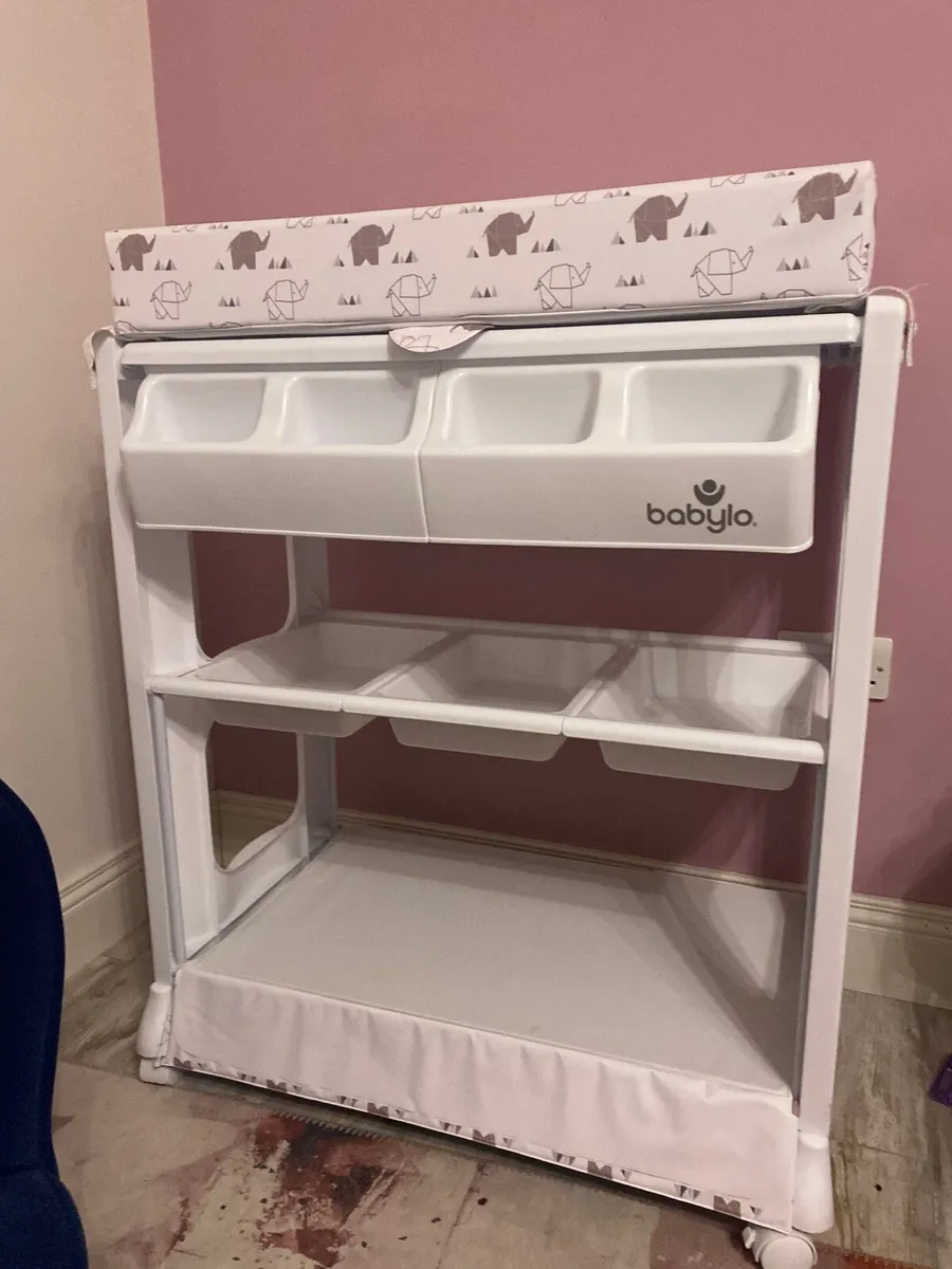 Baby changing table with bath - Image 1