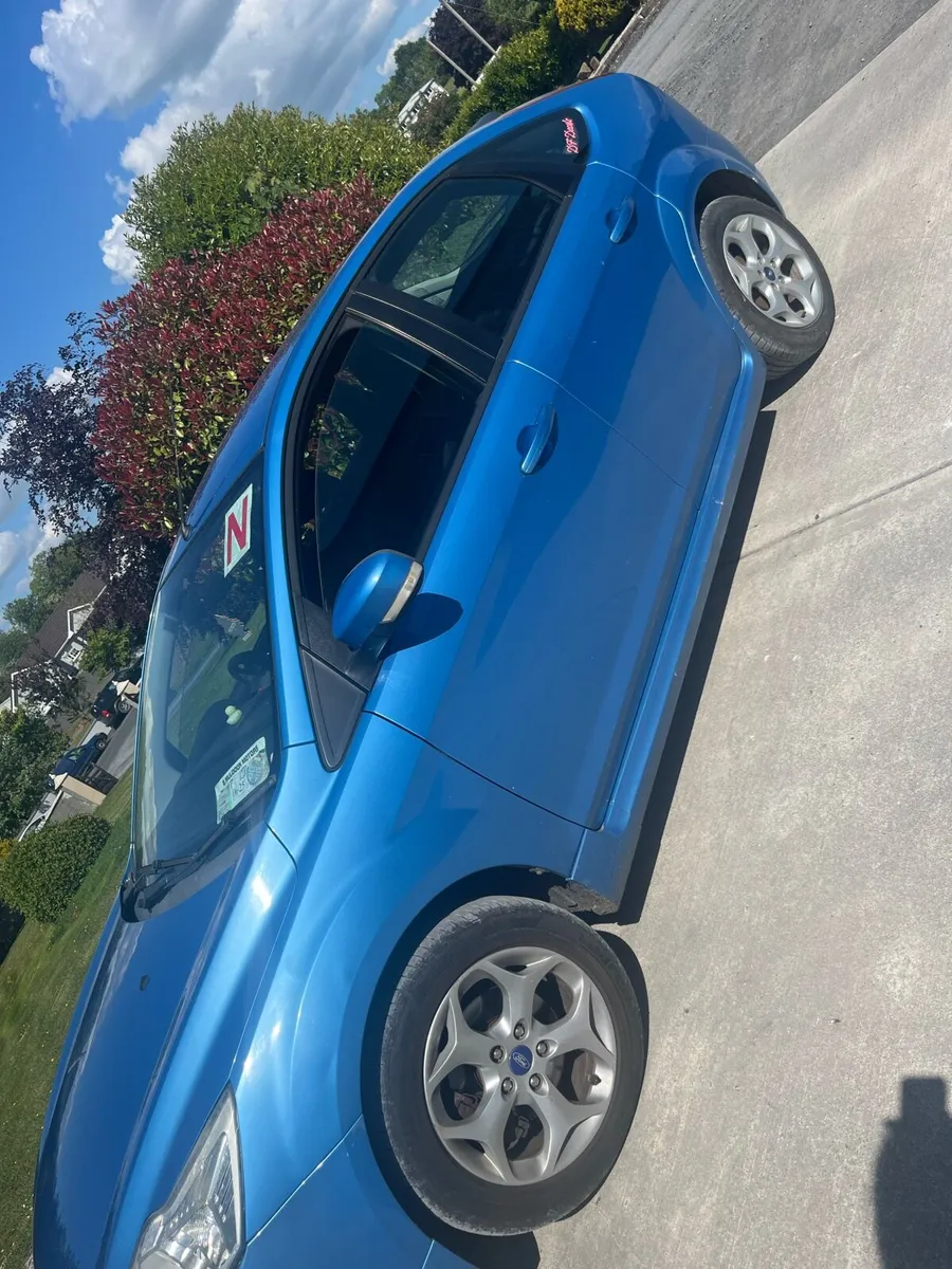Blue Ford Focus - Image 3