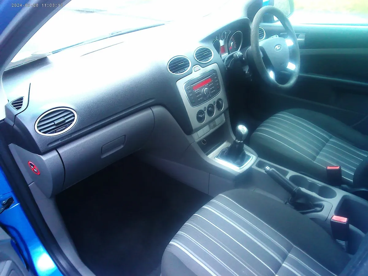Ford Focus 2010 - Image 2