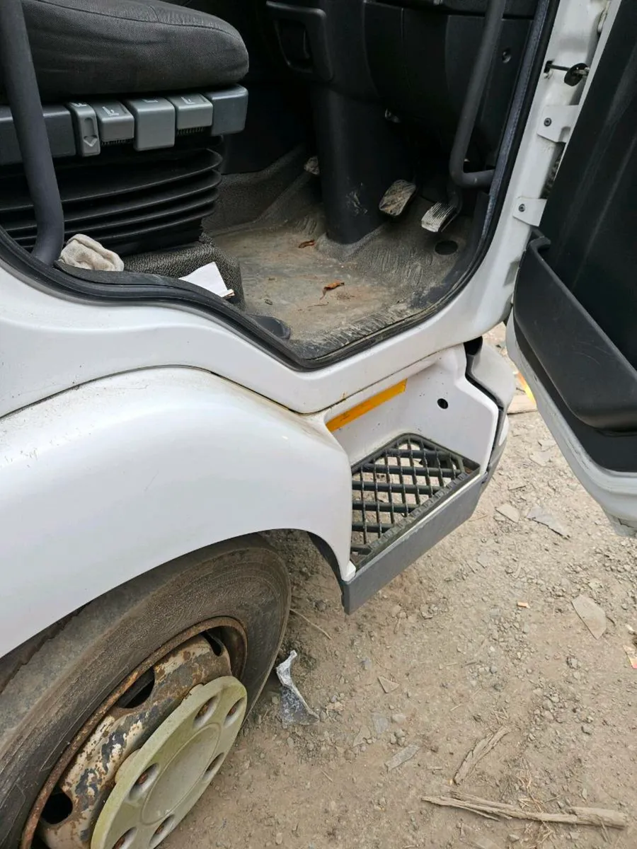 Renault midlum chassis cab - Image 4