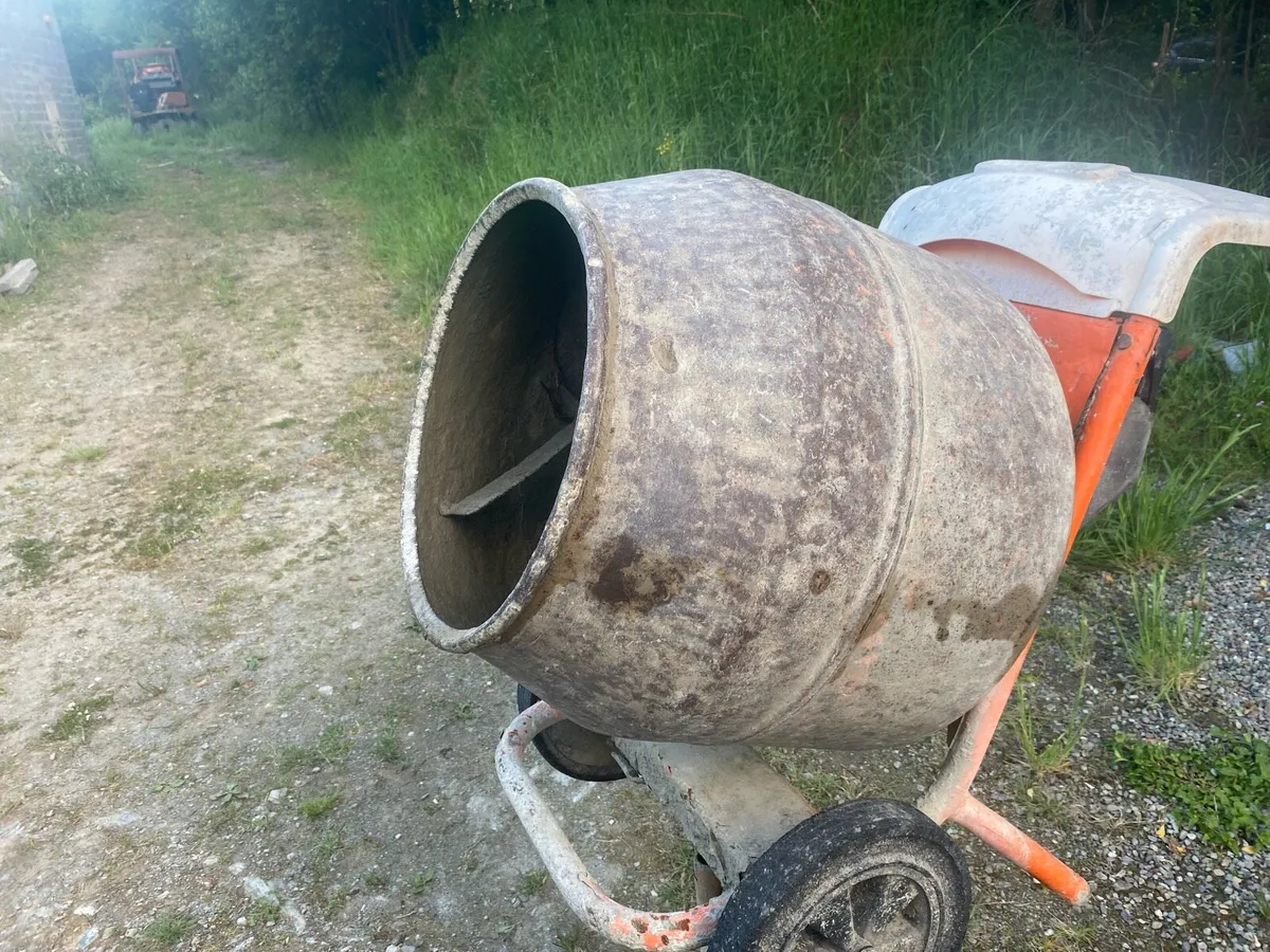 Con saw/petrol cement mixer. - Image 1