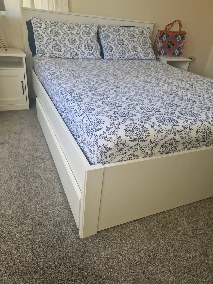 King size bed with mattress / 2 side tables - Image 1
