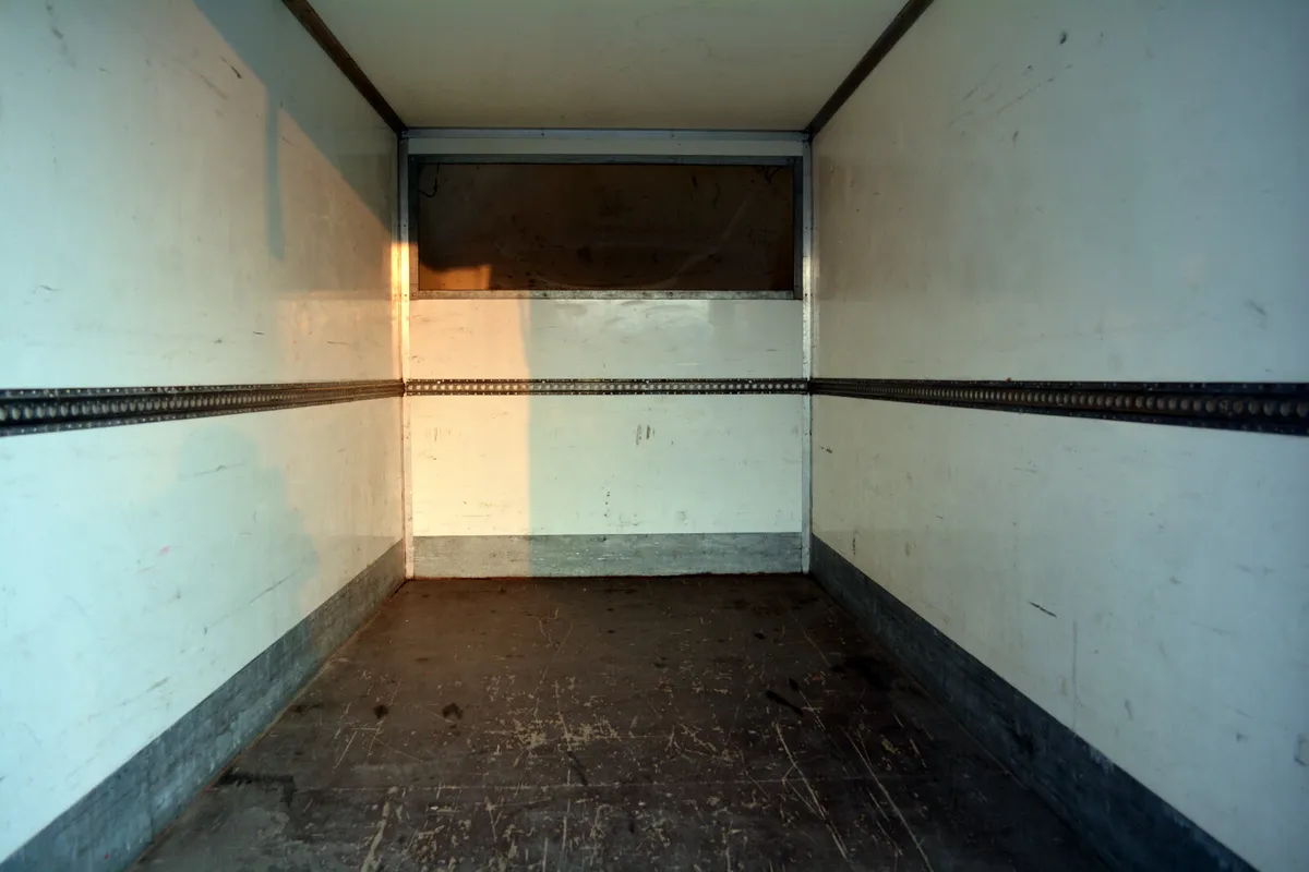 Opel Movano Luton & Tail Lift - Dealer Serviced - Image 2