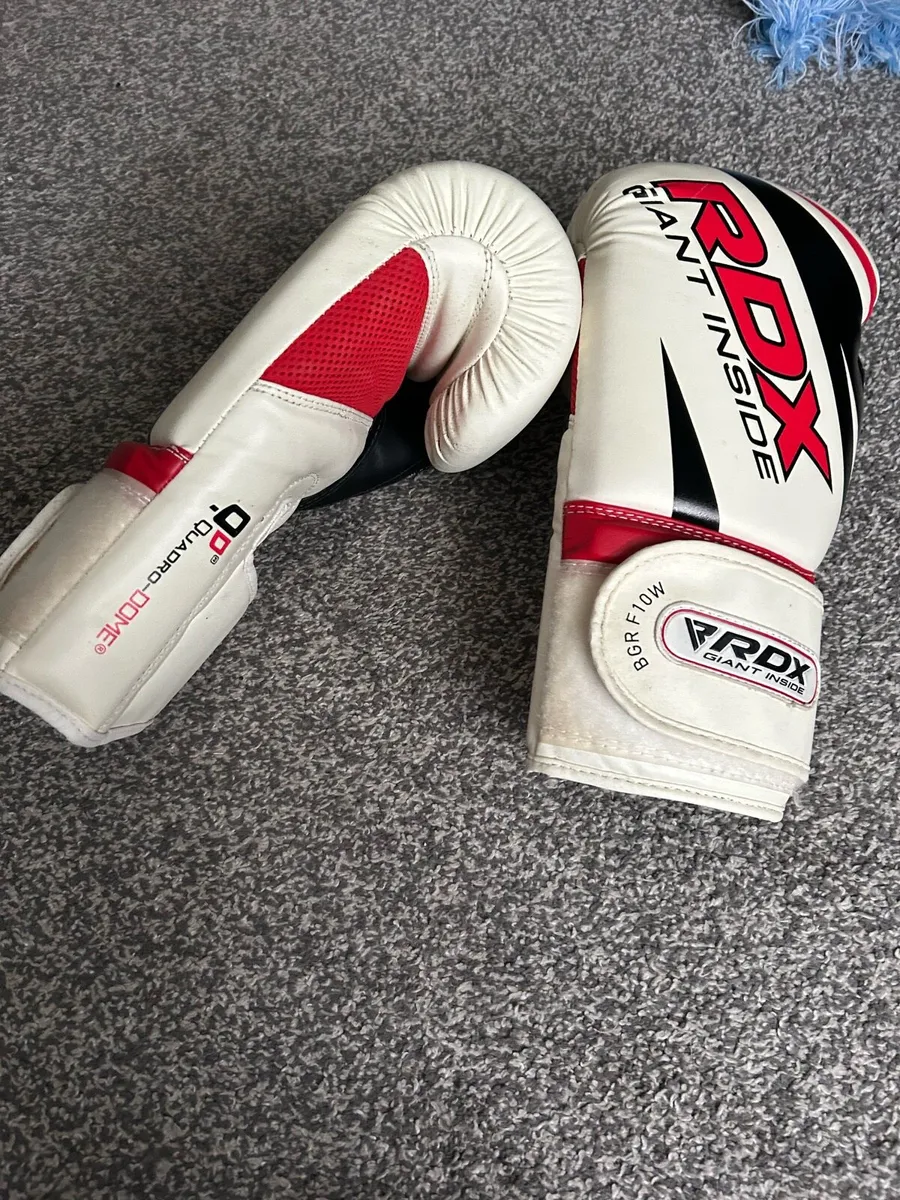 2 pairs Boxing gloves and pads - Image 1
