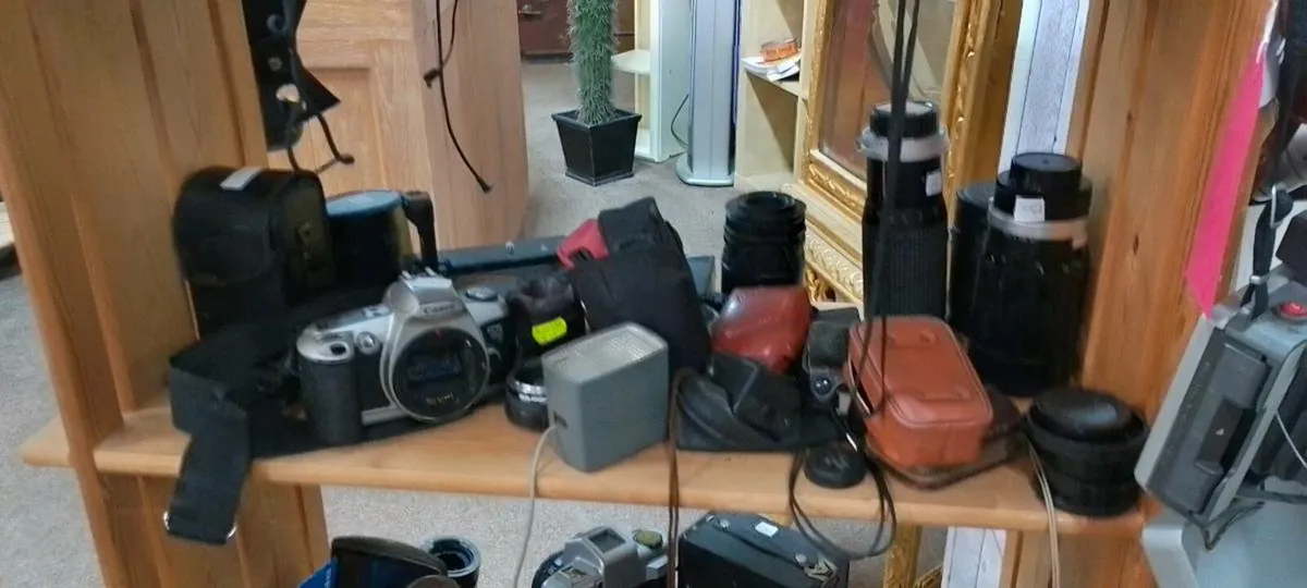 Large Selection Of Vintage Cameras And Bits - Image 3
