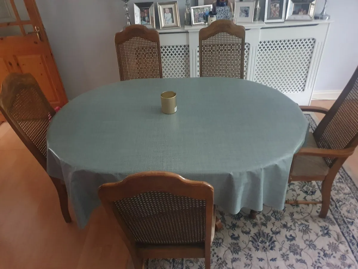 Table and 5 chairs - Image 1