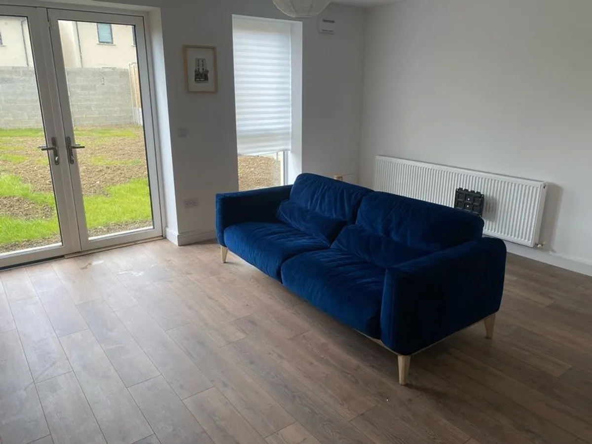 Blue velvet couch - Image 3