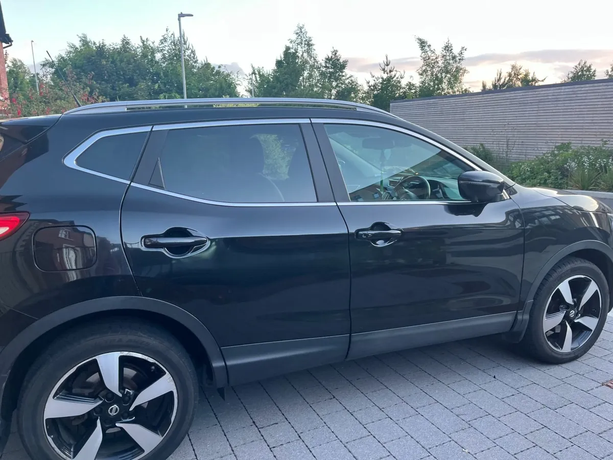 Nissan Qashqai High Spec Panoramic Roof low miles - Image 3