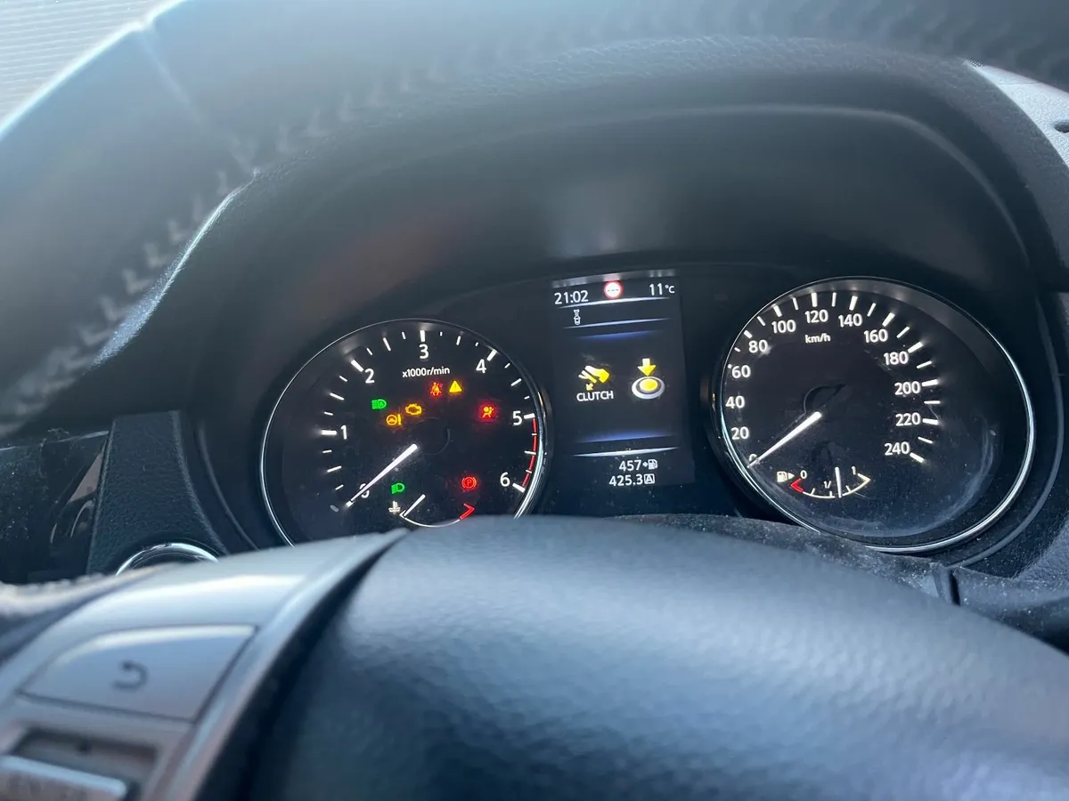 Nissan Qashqai High Spec Panoramic Roof low miles - Image 4