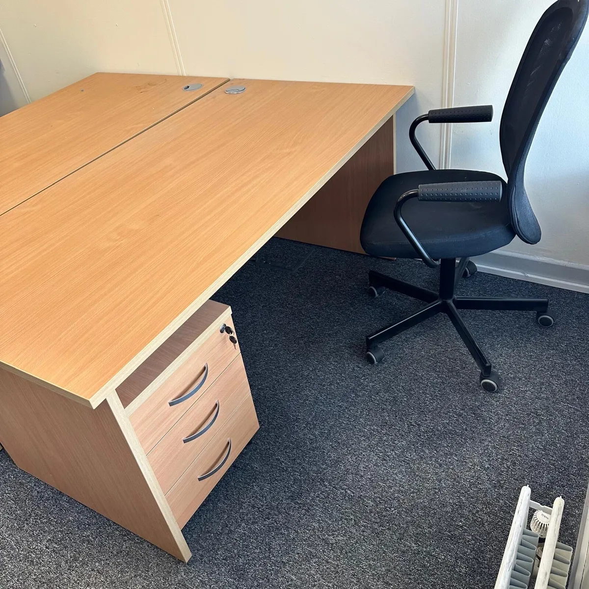 Office furniture - Image 1