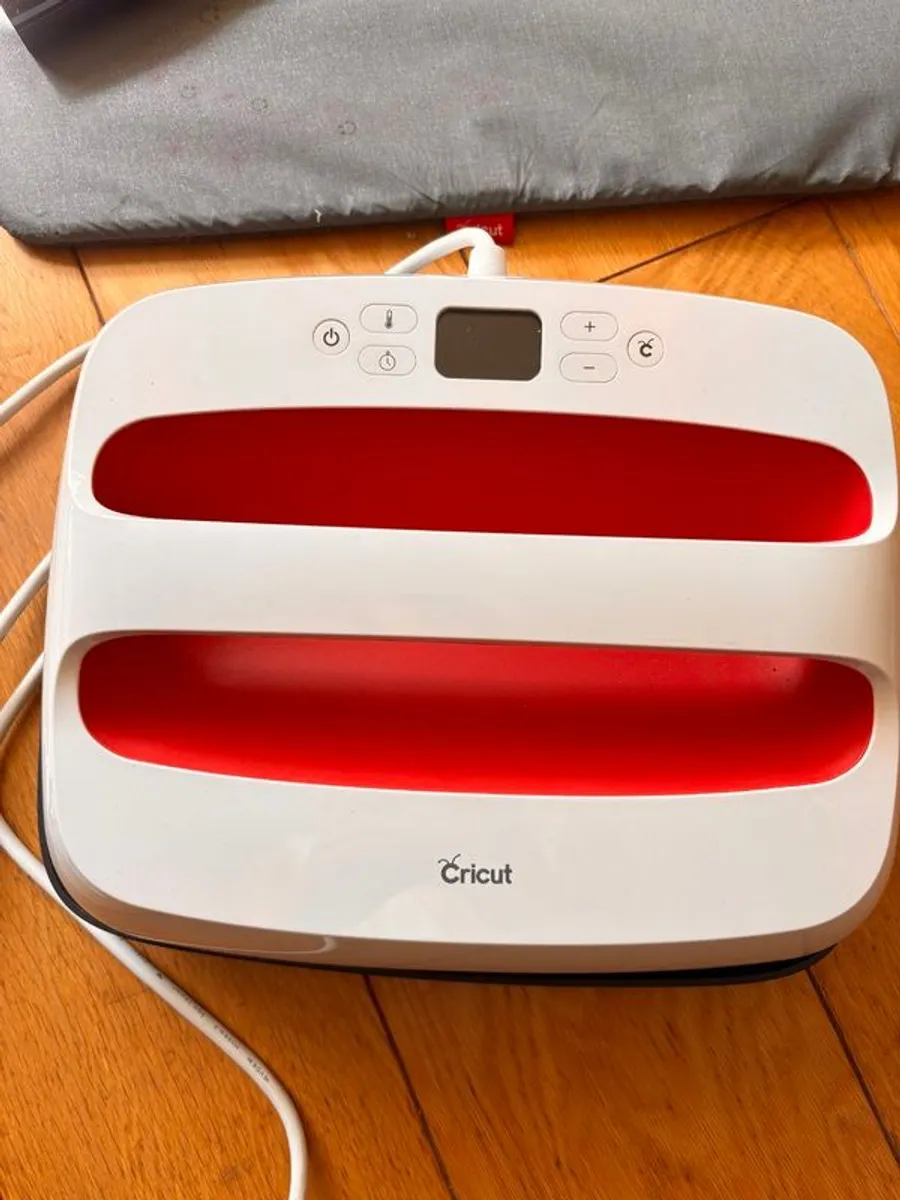 Cricut easypress 2 - medium raspberry heatpress - Image 1