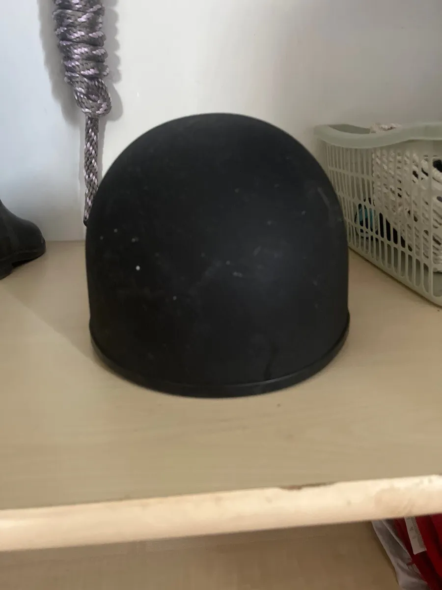 Child’s riding helmet - Image 1