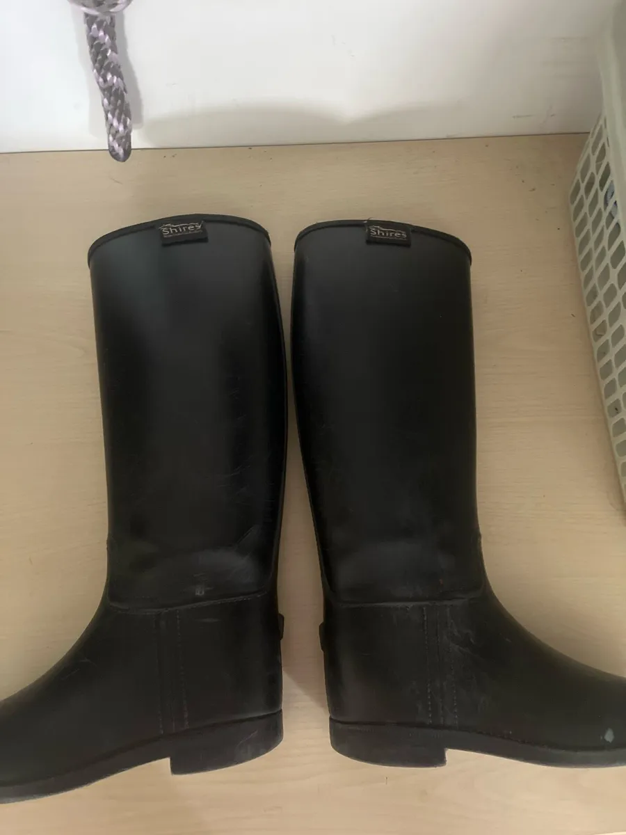 Child’s riding boots - Image 1