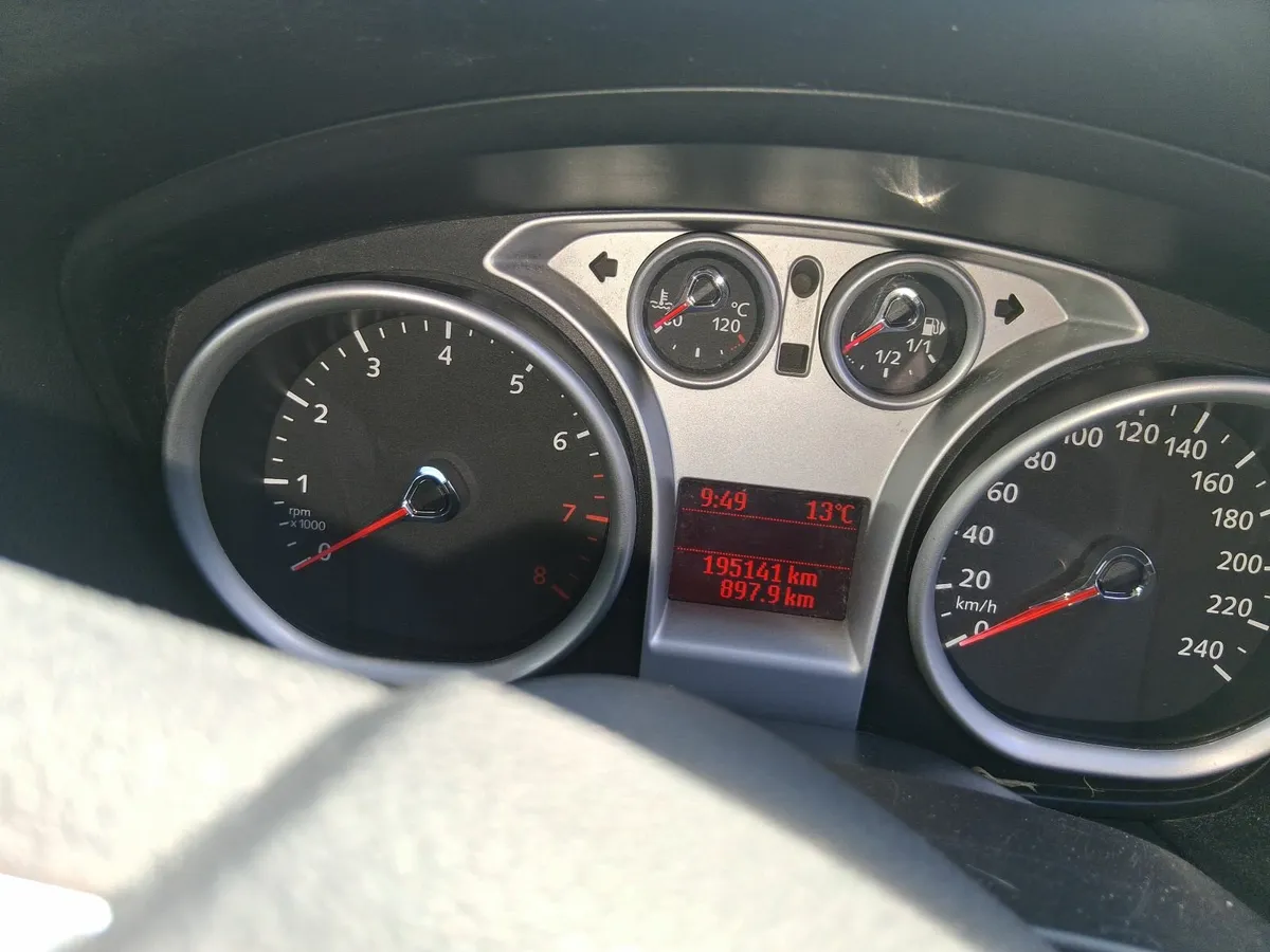 Ford Focus 2010 - Image 2