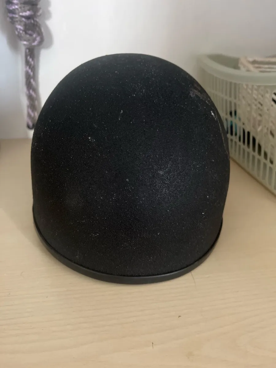 Child’s riding helmet - Image 1