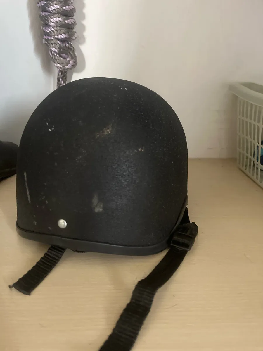 Child’s riding helmet - Image 4