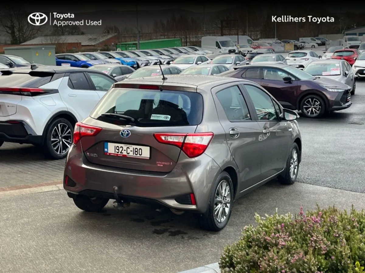 Toyota Yaris Hybrid Electric Luna - Image 2