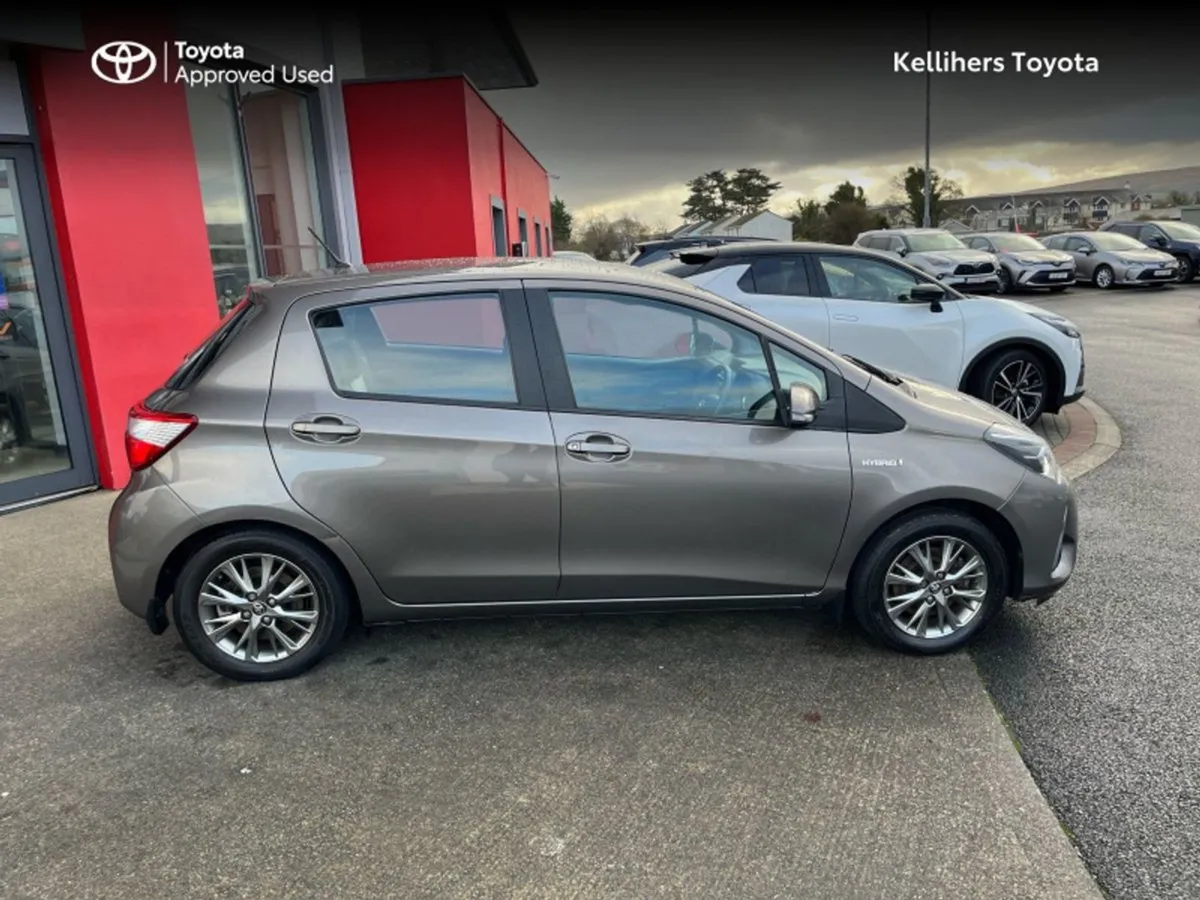 Toyota Yaris Hybrid Electric Luna - Image 3