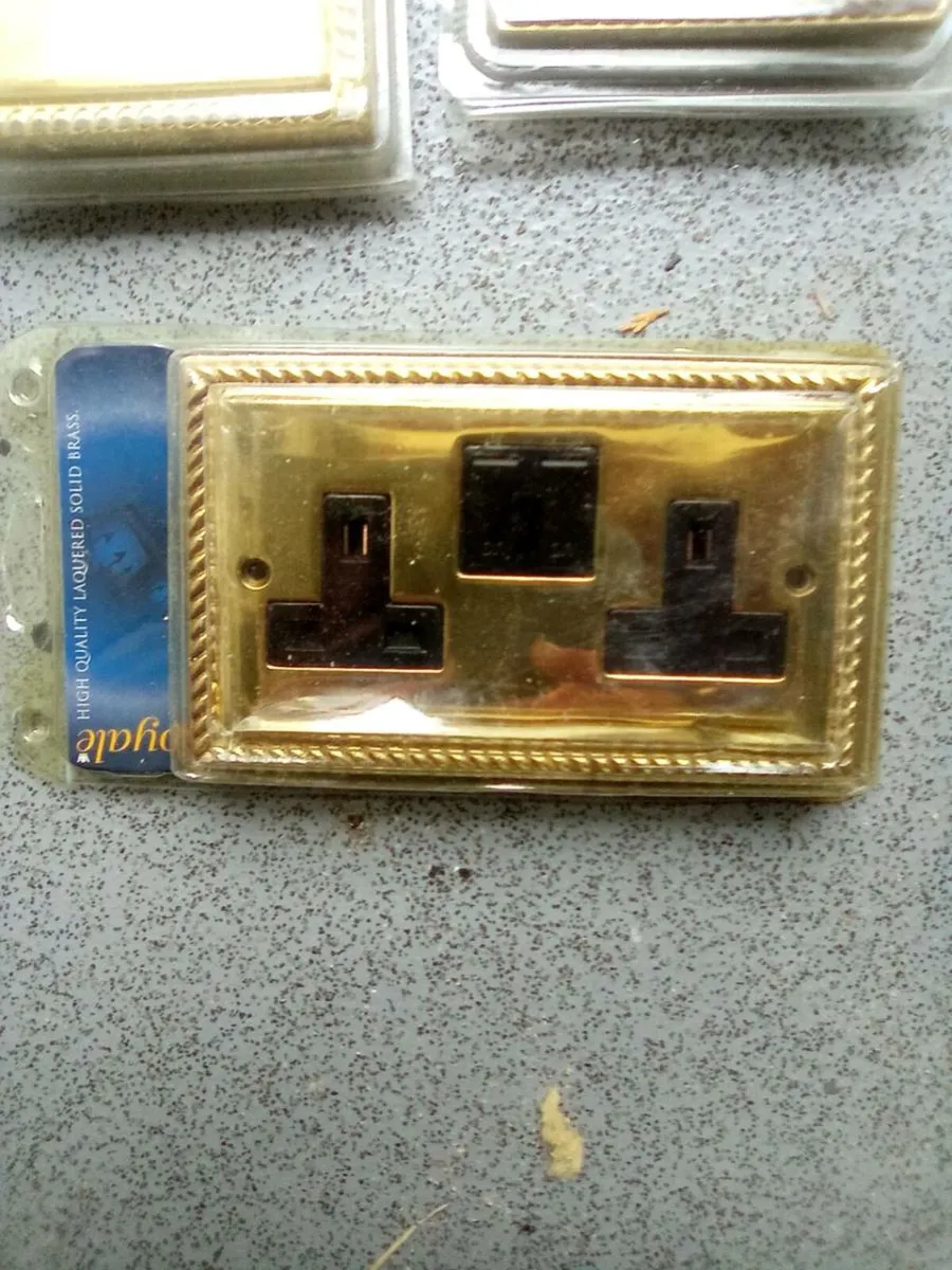 1 TWIN    AND. 2  SINGLE  BRASS. SOCKETS.  NEW - Image 2