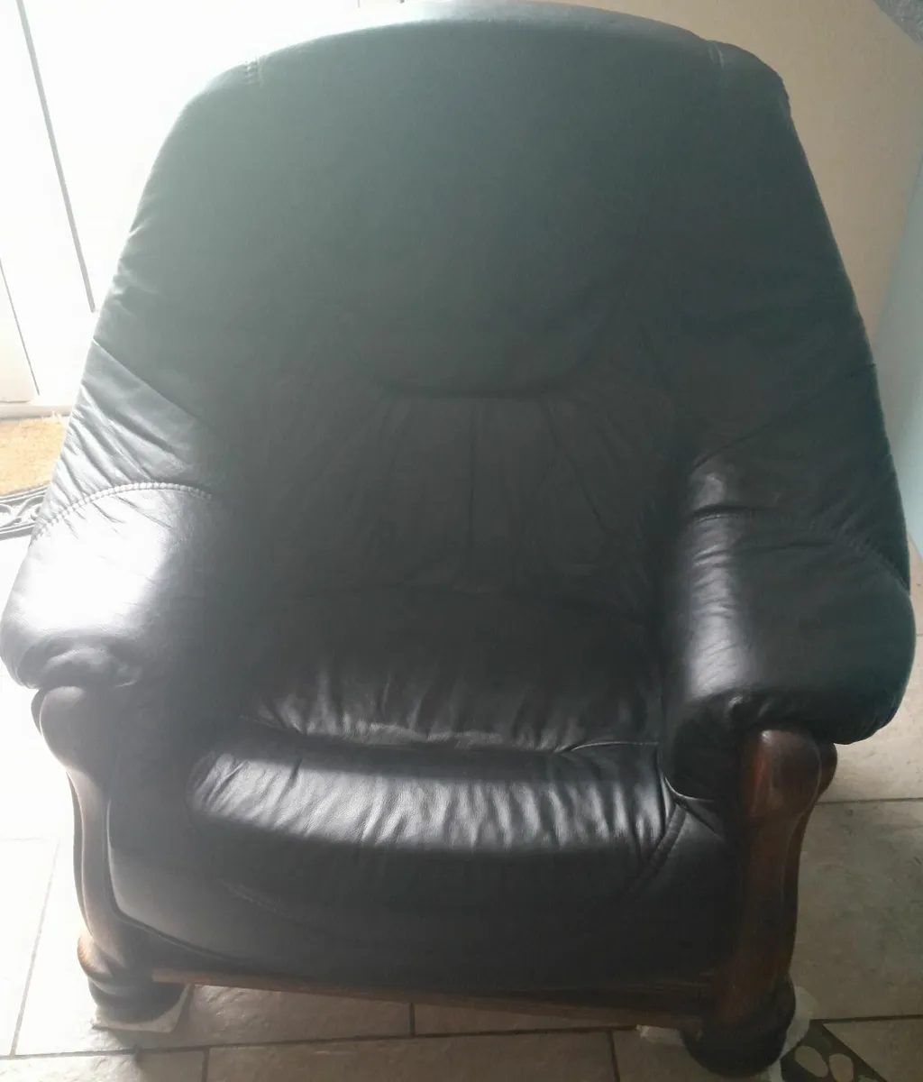 Black leather sofa & 2 arm chairs - Image 2