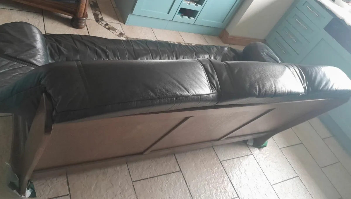 Black leather sofa & 2 arm chairs - Image 3