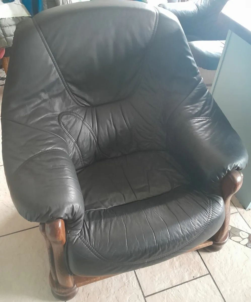 Black leather sofa & 2 arm chairs - Image 4