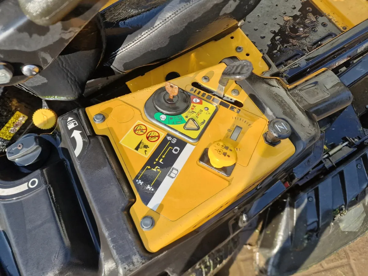 Cub cadet zero turn ride on mower lawnmower - Image 2