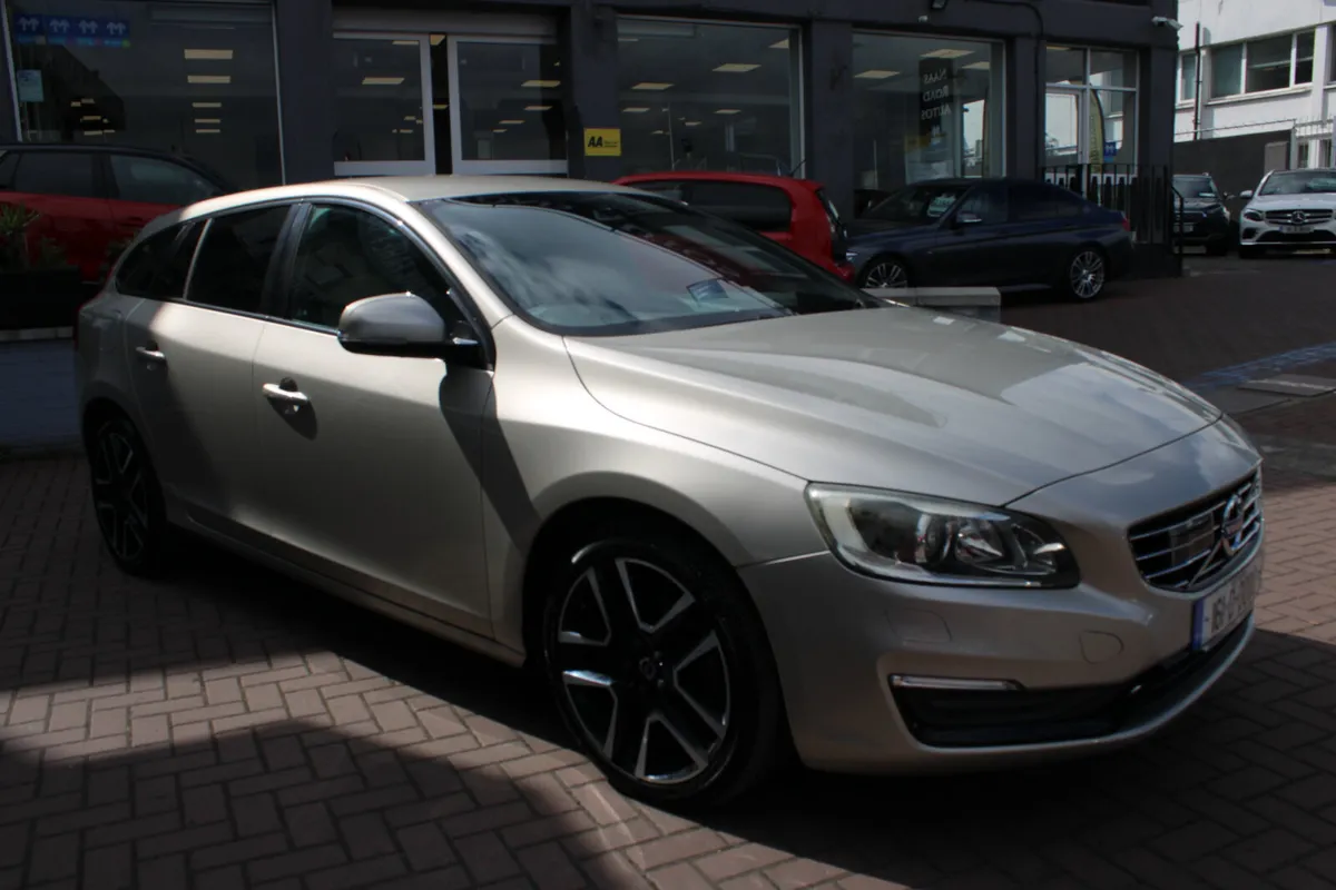 VOLVO V60 D4 SE LUXURY 5DR ESTATE AUTOMATIC - Image 2