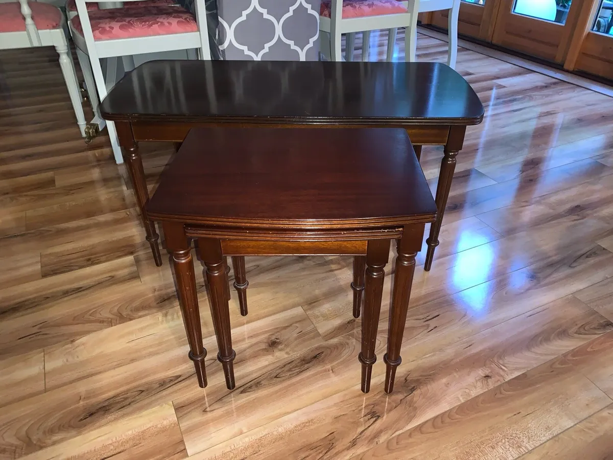 Mahogany coffee table & nest of tables - Image 1