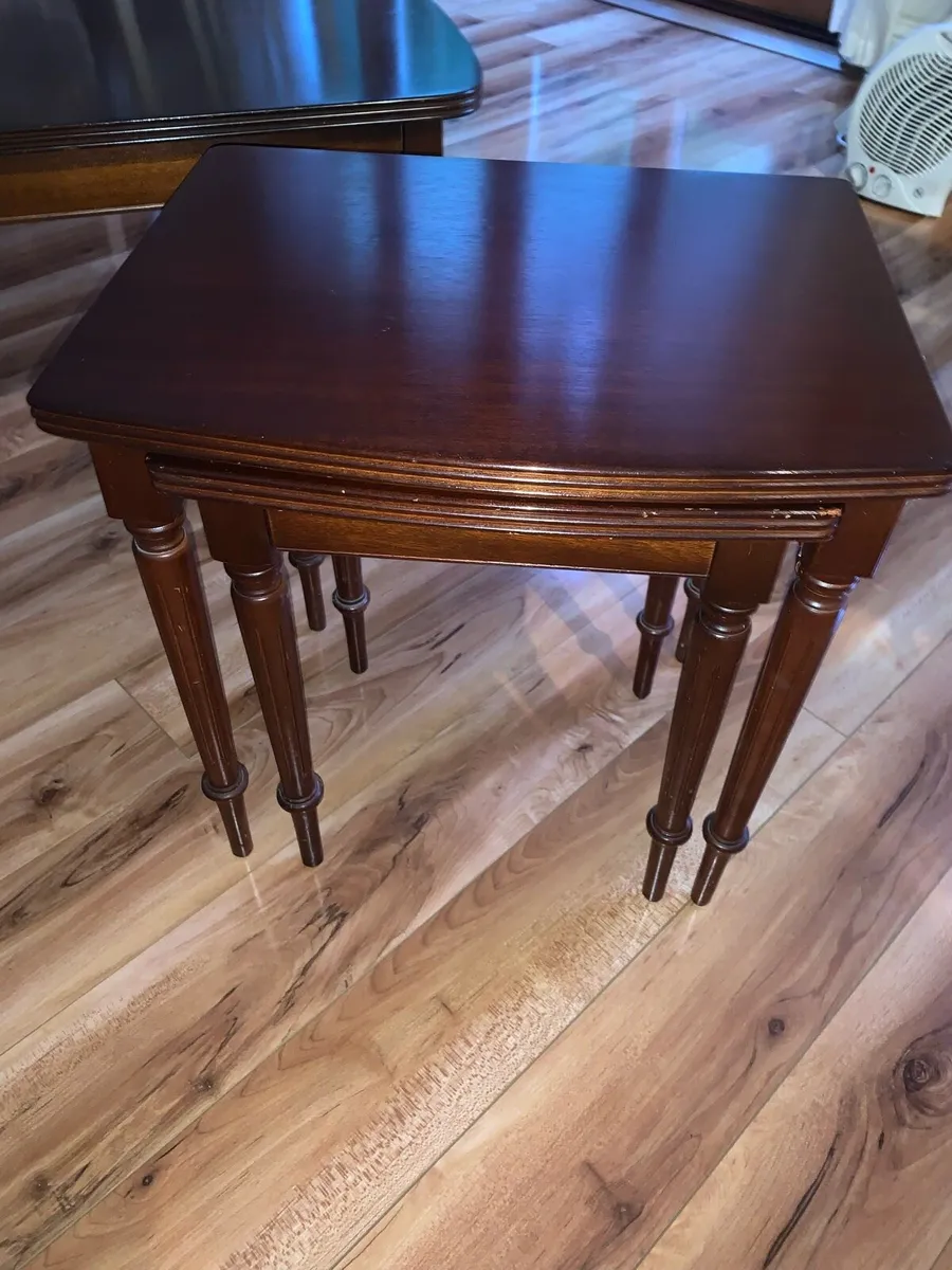 Mahogany coffee table & nest of tables - Image 2