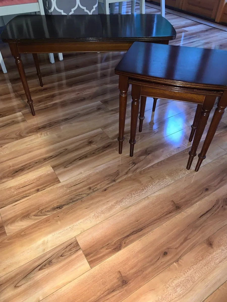 Mahogany coffee table & nest of tables - Image 3