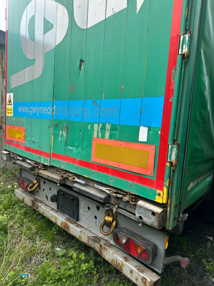 Euroliners and curtains - Image 4