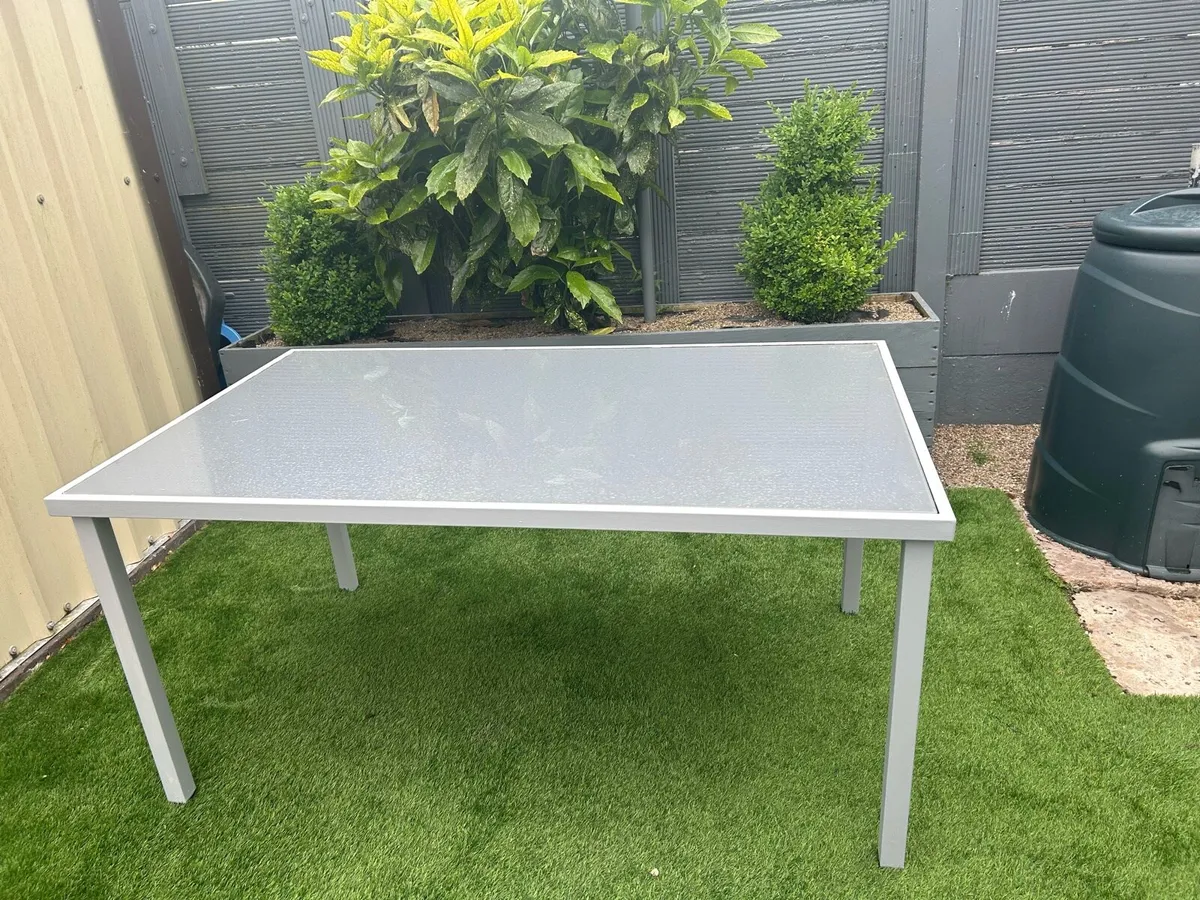 Garden table - Image 1