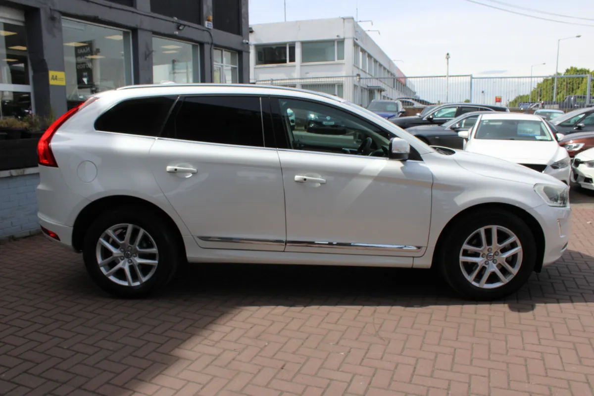 VOLVOXC602.0D4 CROSS COUNTRY 5DR ESTATE AUTOMATIC - Image 3