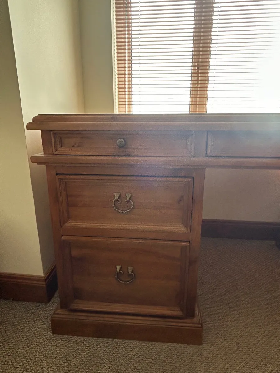 Solid desk - Image 2