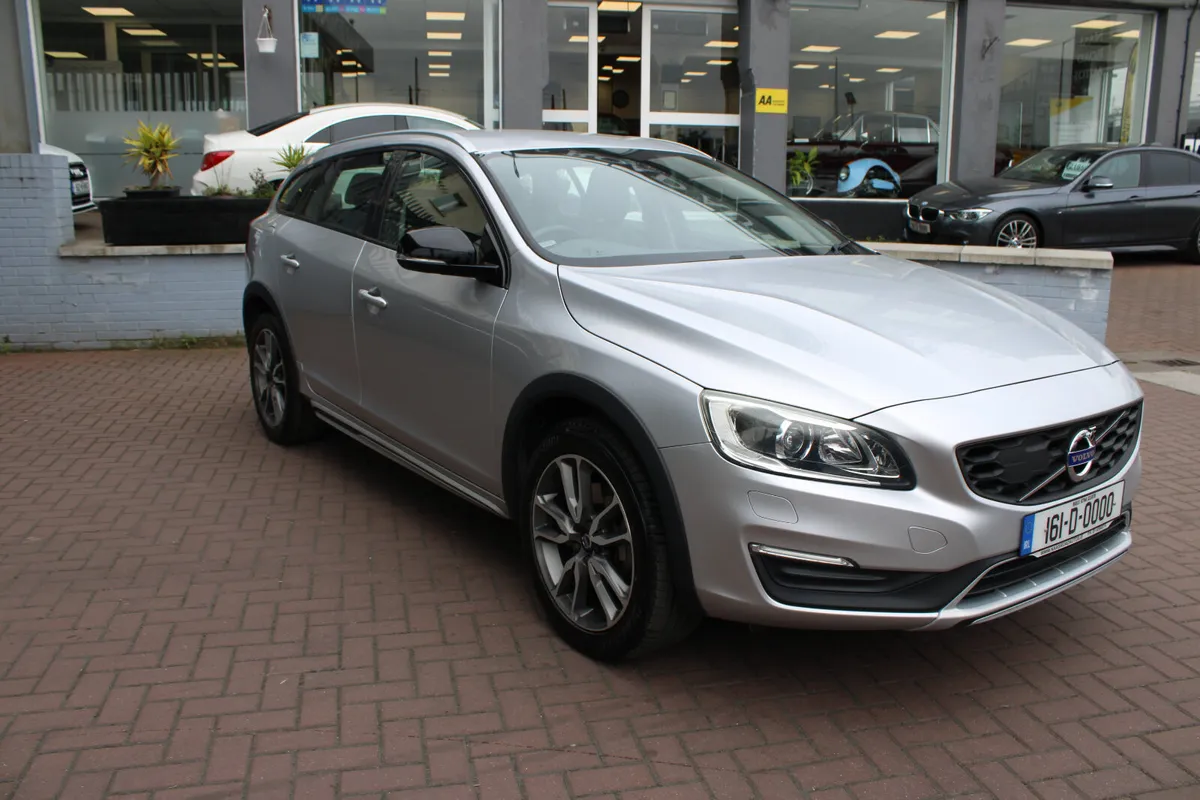 VOLVO V60 2.0D4 CROSSCOUNTRY ESTATE LUXURY PACK - Image 1