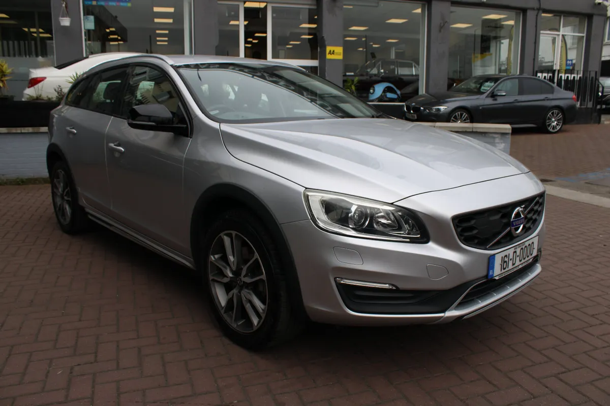 VOLVO V60 2.0D4 CROSSCOUNTRY ESTATE LUXURY PACK - Image 2