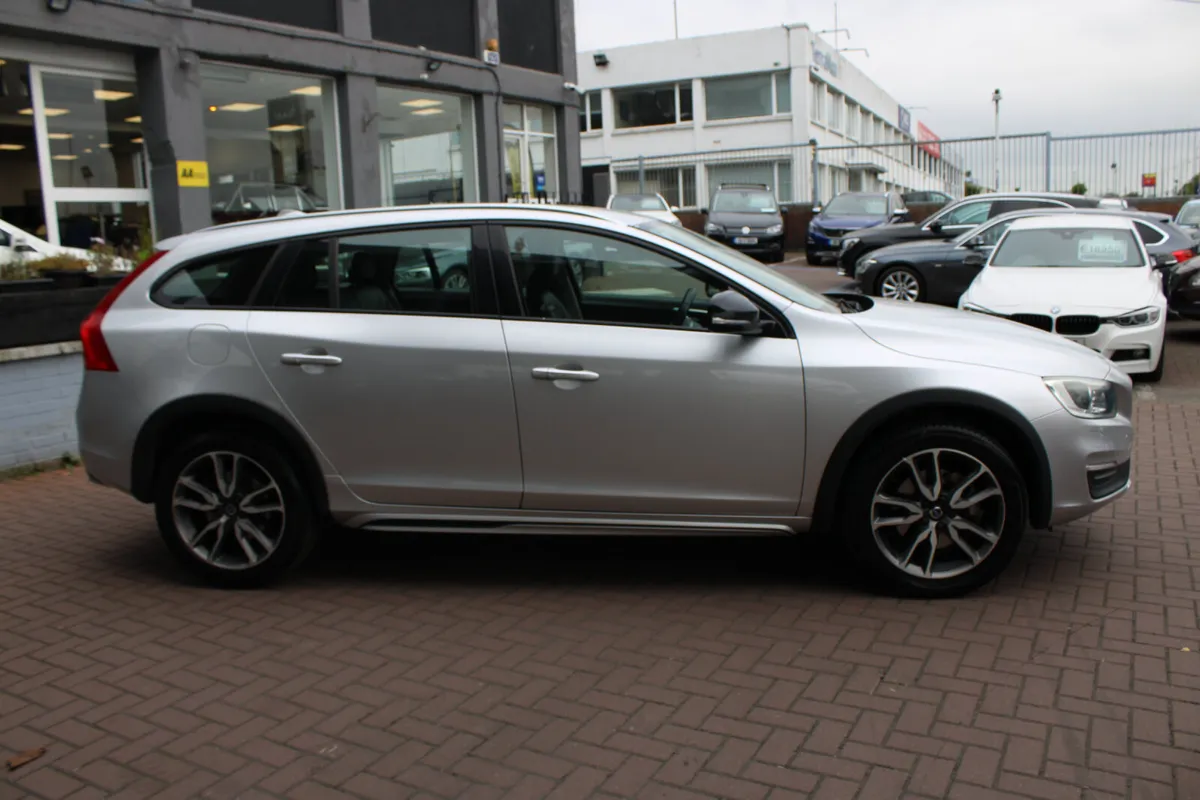 VOLVO V60 2.0D4 CROSSCOUNTRY ESTATE LUXURY PACK - Image 3