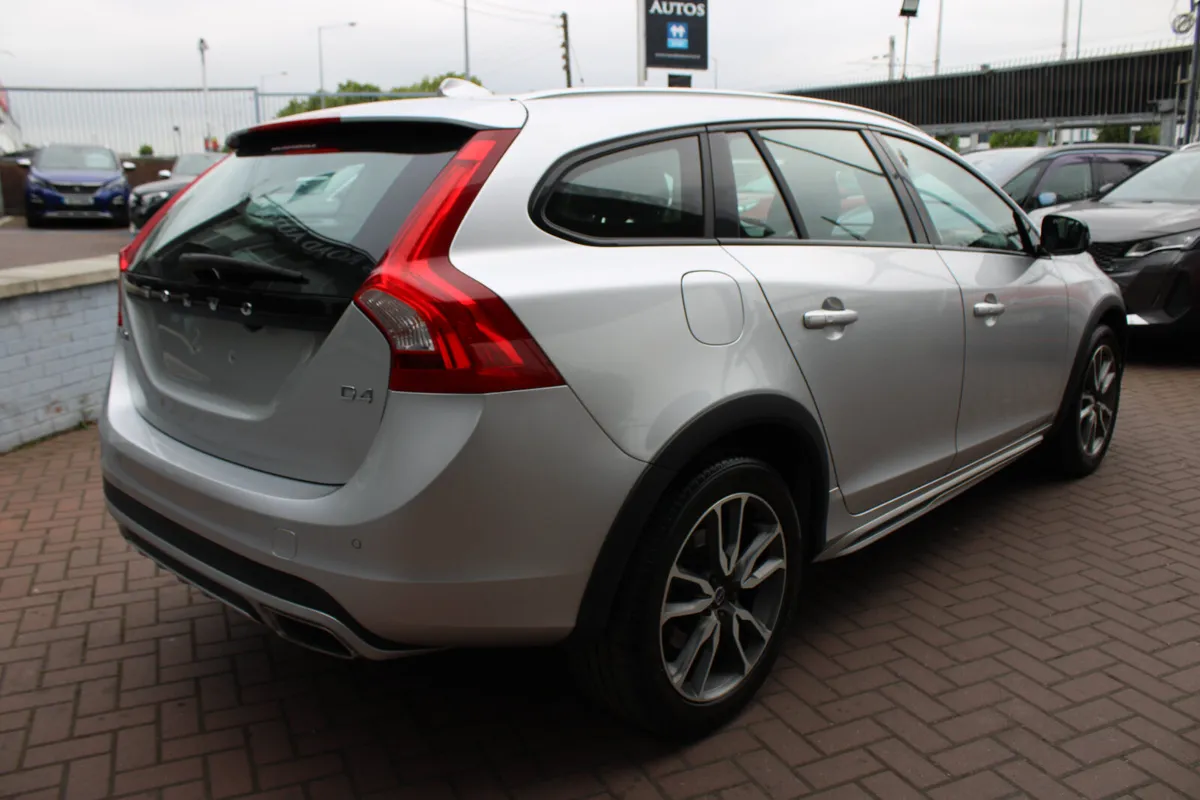 VOLVO V60 2.0D4 CROSSCOUNTRY ESTATE LUXURY PACK - Image 4