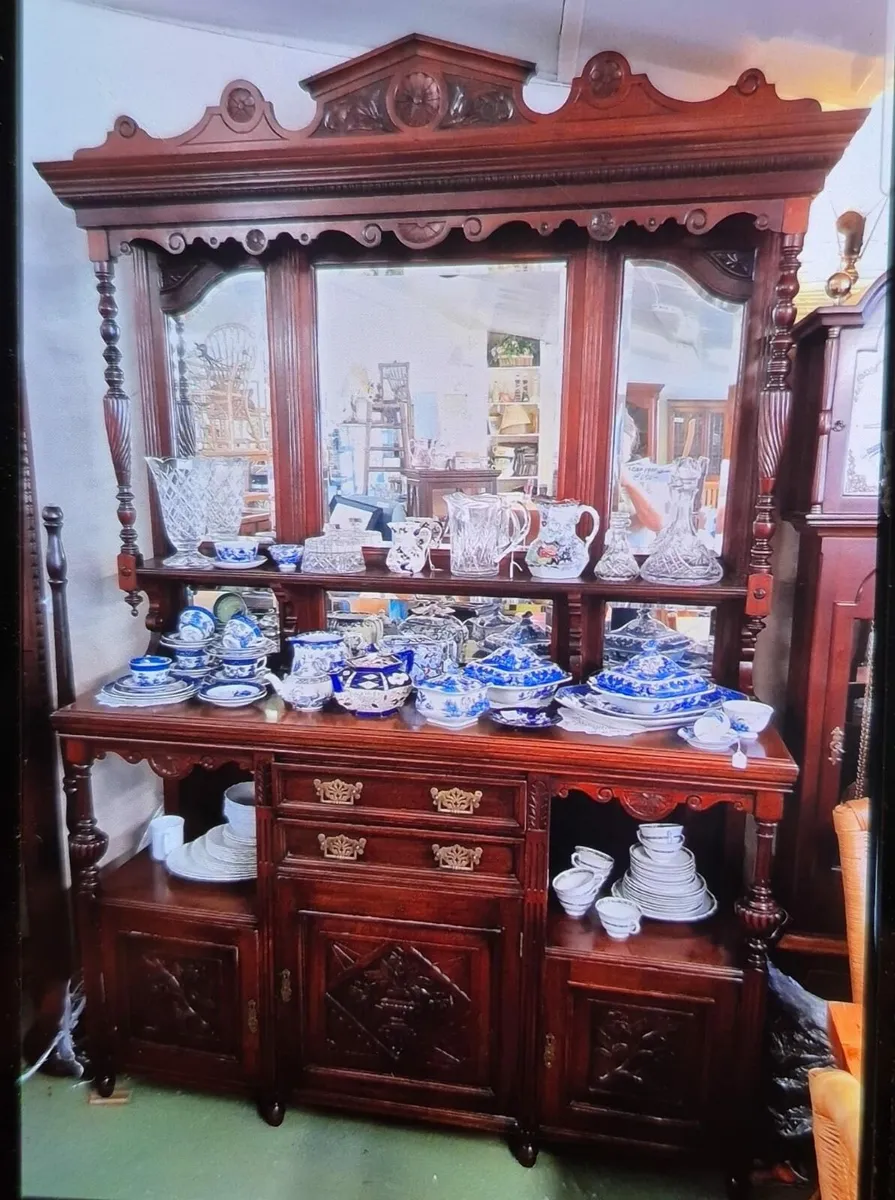 Mirror sideboard